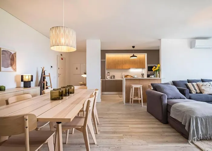 Location - With Pool דירה *