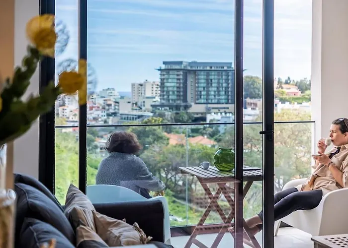 Location - With Pool דירה