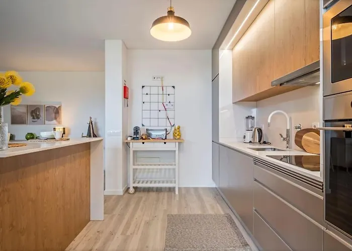 Location - With Pool דירה