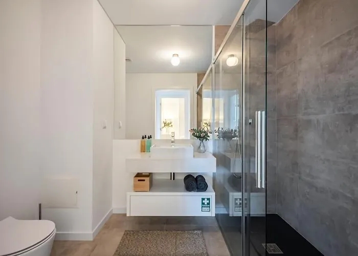 Location - With Pool דירה *