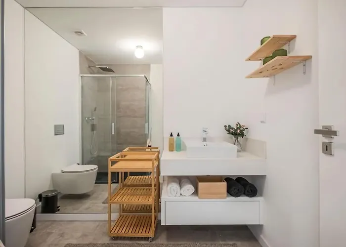 Location - With Pool דירה