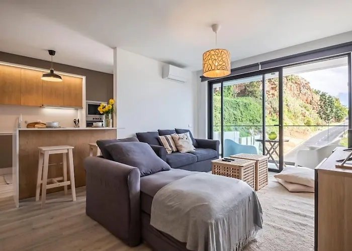 Location - With Pool דירה פונשל