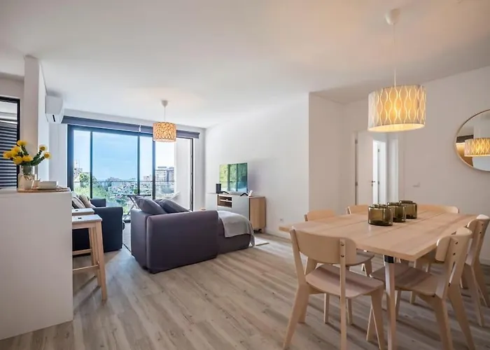 Location - With Pool פונשל