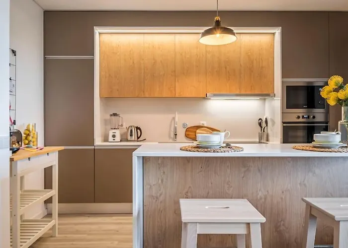 Location - With Pool דירה